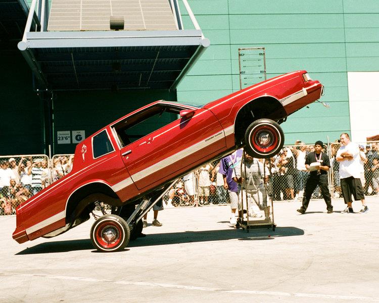 Lowrider with jumping cars